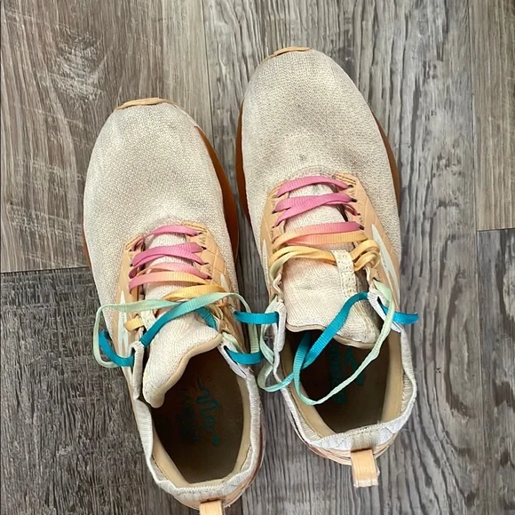 Brooks Cream and Pink Sneakers - Picture 2 of 4